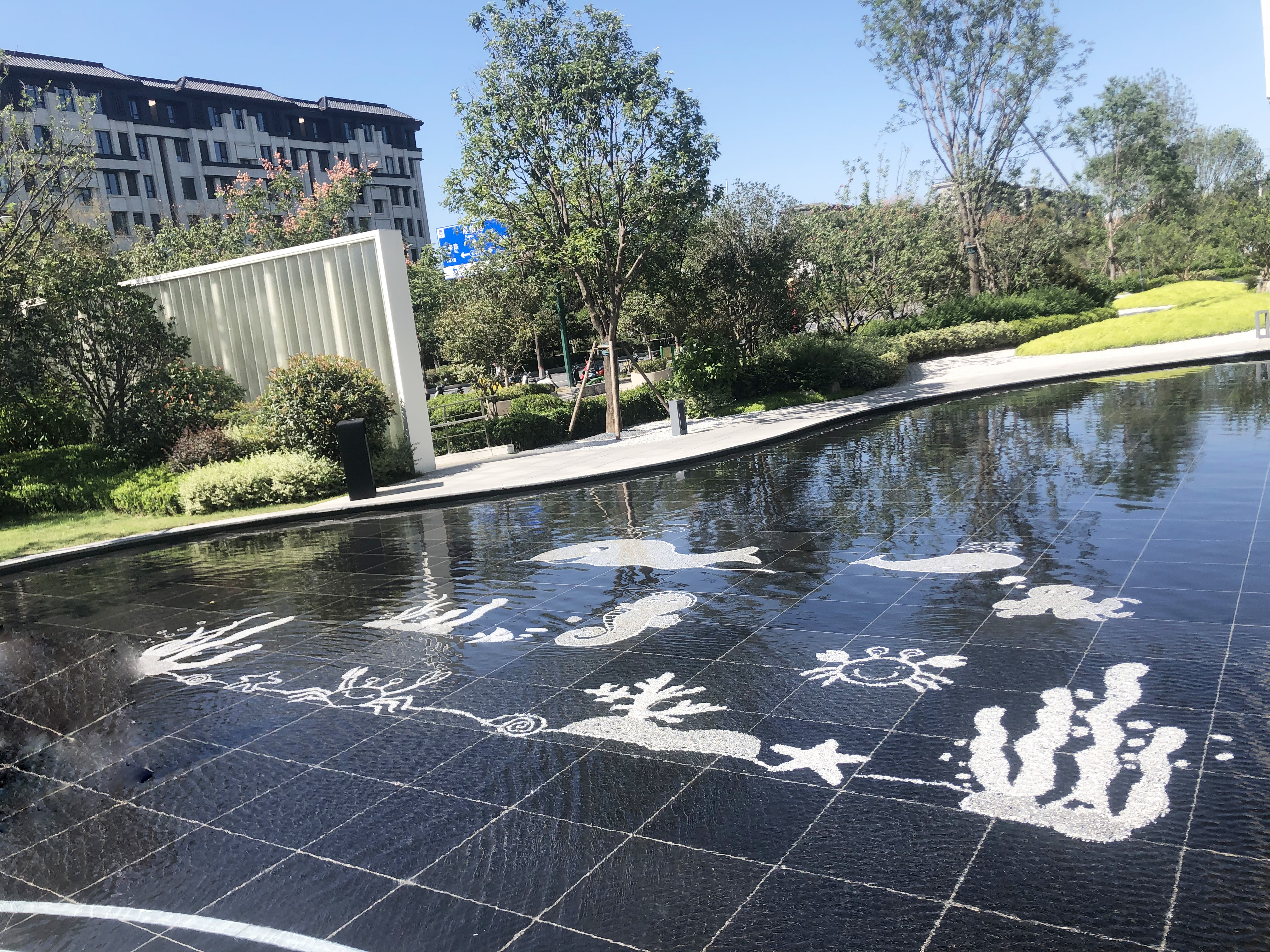 根据不同的温度,时节,主题,由工作人员一颗一颗摆放而成,水系景观营造